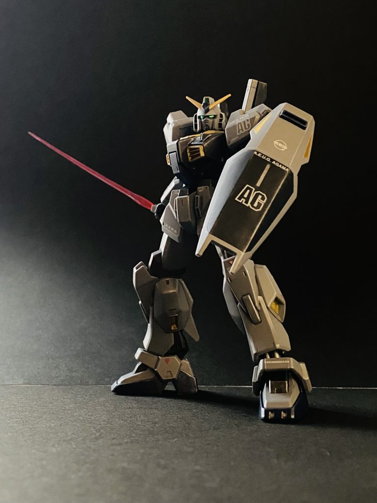 前回素組みだったマークツーに、部分塗装、スミ入れ、デカール貼り、トップコートつや消し、エッジにシルバーを施しました。