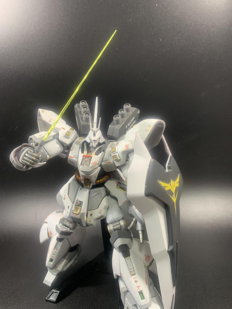 ビームサーベルを構えるサザビー。どことなくオラオラ系の輩感出ていてあまり様になっていません。もちろん私のせいです。本当のサザビーはもっとカッコいいのです。