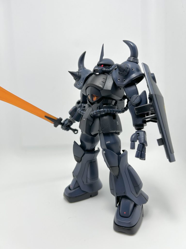 気になった、つま先のボリューム・肩アーマーの接続・前腕と胴体の細さの改修をメインに。グフっぽい威圧感?増す方向で進めました。20年前にMGグフを作成した時のカラーに近いイメージで塗装しました。ウェザリング無しですが後でシェーディングやろうかと。