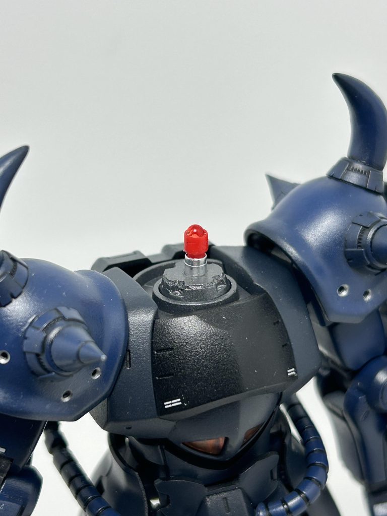 頭部にはミライトを差し込み、首の軸にしています。モノアイはいつもの輪切りビームサーベルです。