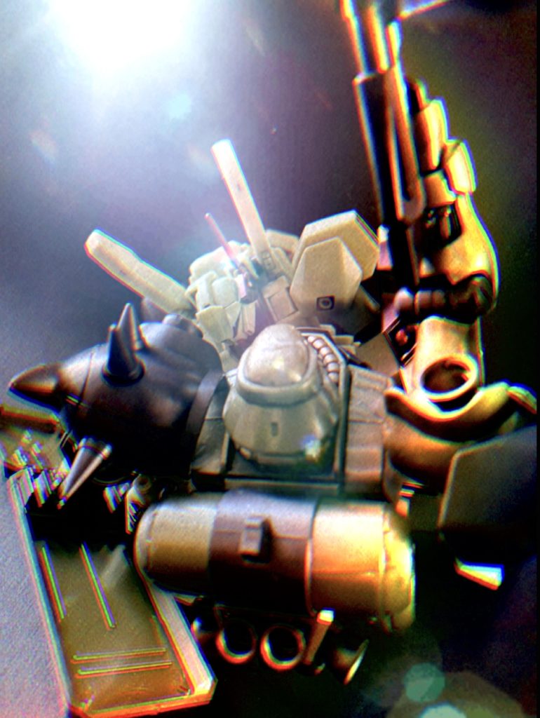 その光が意味する物を瞬間で受け止め、咄嗟に武器を収める両機。勢い余って組みついたジェガンの衝突から、お互いの機体に衝撃が走る。