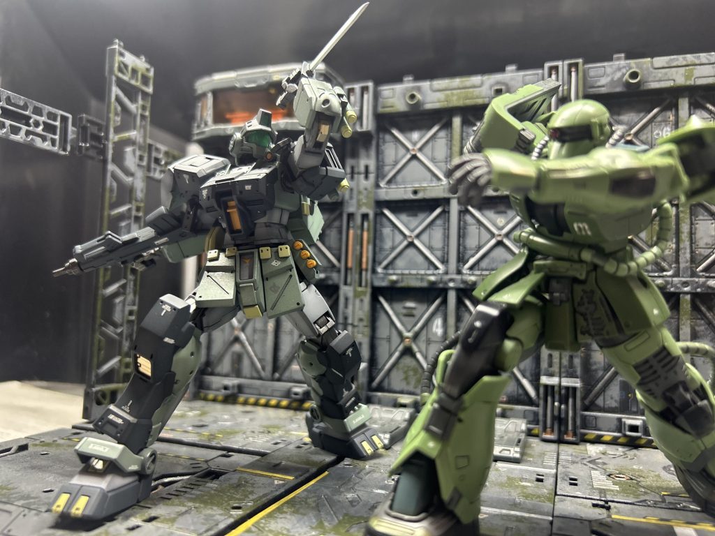 VSドアンザク(部分塗装半端仕上げ)100均ディスプレイベースは便利です。