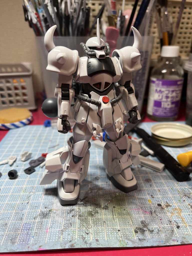 弟がヒートサーベル部分一式パーツ取りした後のキットをもらったので脚部にはスラスターを追加してます