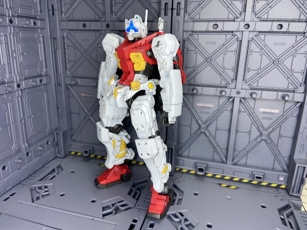 バイザー部分は型を取ってレジンで複製、クリアブルーを塗ってます。