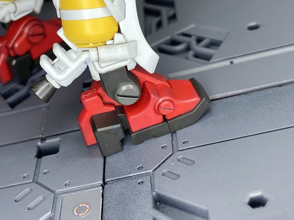 情報解禁時に足首横が物足りなく感じたのでマイナスモールドパーツを貼り付け、つま先横の赤丸も切り込みを入れてマイナスモールドに。