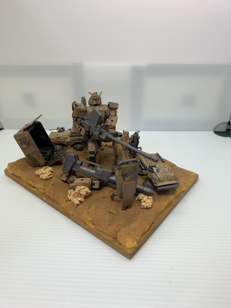 アンダーグラウンド・ソナーを埋め込み、敵の振動をキャッチ。ガンダムが180ミリキャノンの照準を合わせました。