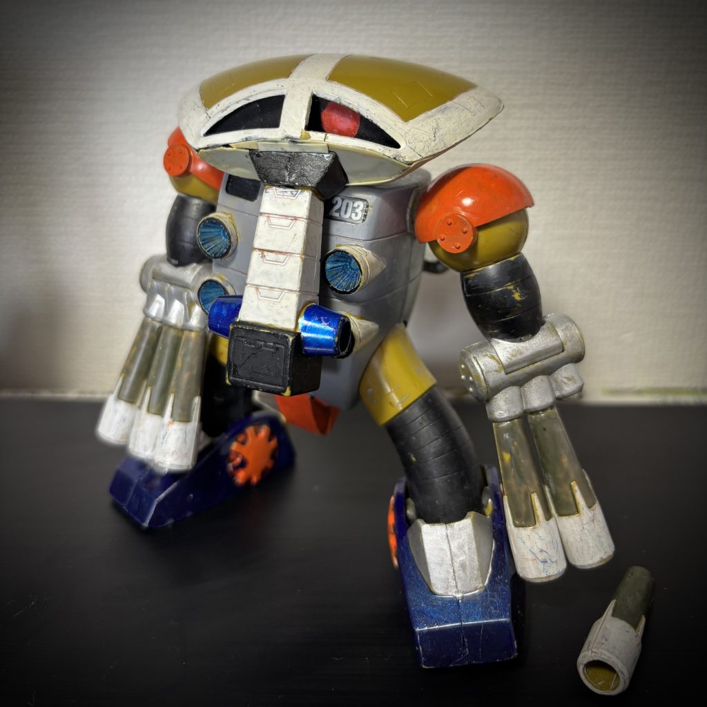 完成後は、おままごとやブンドドで大活躍。成形色のみから、そのうちガンダムマーカーやポスカをつかって適当に塗っていました。壊れては直してあそんでいたので、回収時はボロボロでした。