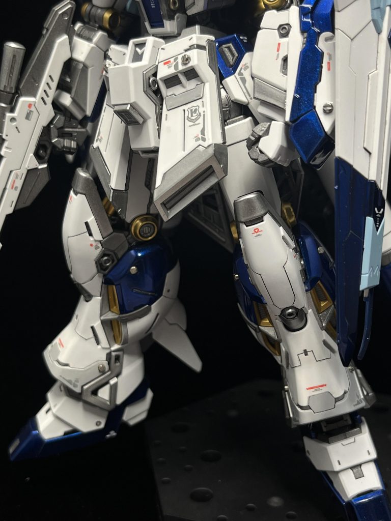 足パーツは筋彫り多数追加しました。白なので筋彫りがしっかり目立って良い感じです。