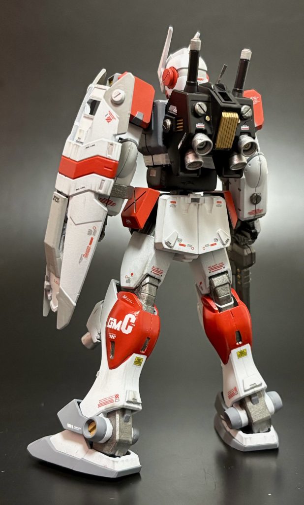 額と顎をパテを使用し見た目を鋭くしています。肩の付け根の位置を変更しています。 