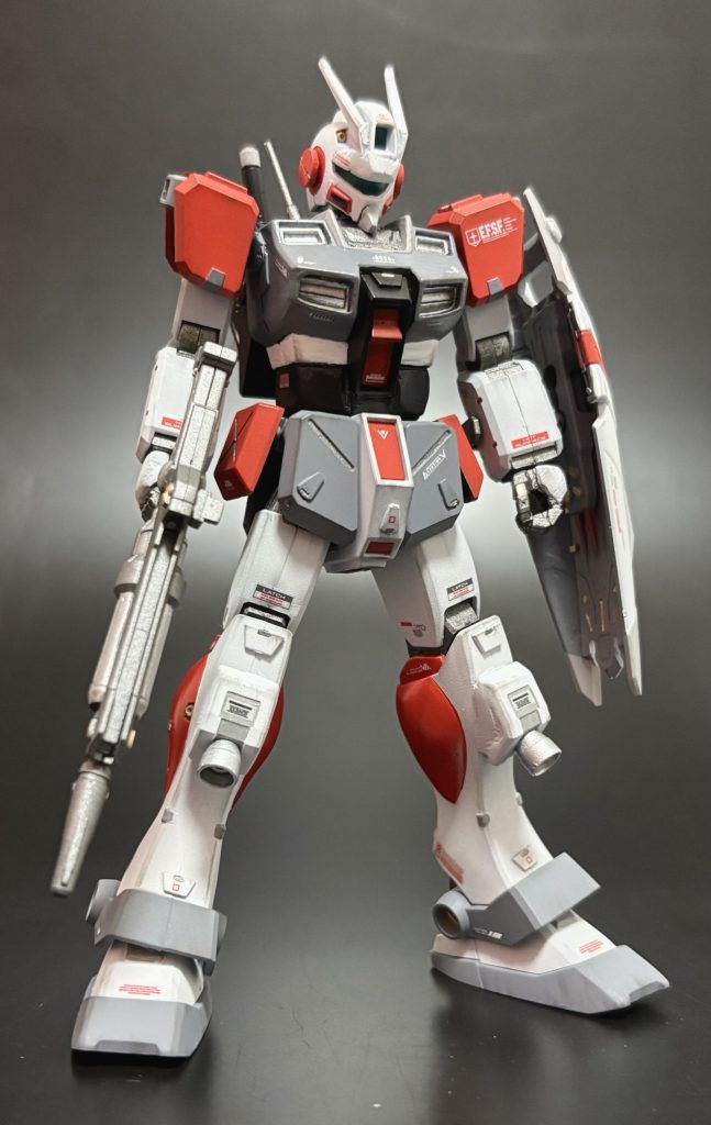 腰をパテで延長しスタイル良くしてます。拳が大きすぎたので他のHGキットを流用しました。 