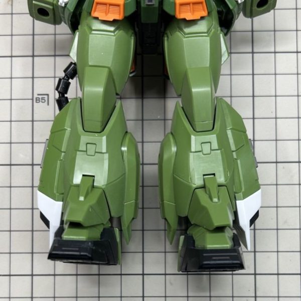 脚部の続きです。脛部フレームで3mm延長しました。延長した結果、後ろから眺めるとフレームが丸見えになったのでジャンクパーツを用いて粗を隠しました。（1枚目）