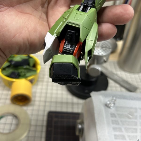 脚部の続きです。脛部フレームで3mm延長しました。延長した結果、後ろから眺めるとフレームが丸見えになったのでジャンクパーツを用いて粗を隠しました。（4枚目）