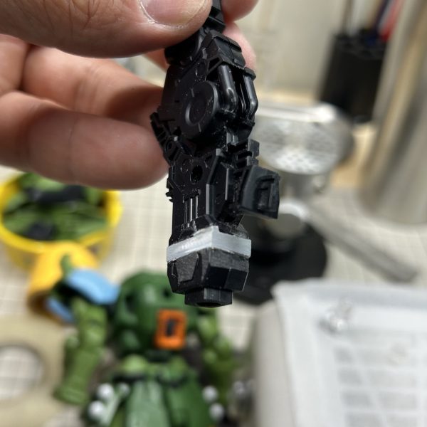 脚部の続きです。脛部フレームで3mm延長しました。延長した結果、後ろから眺めるとフレームが丸見えになったのでジャンクパーツを用いて粗を隠しました。（2枚目）