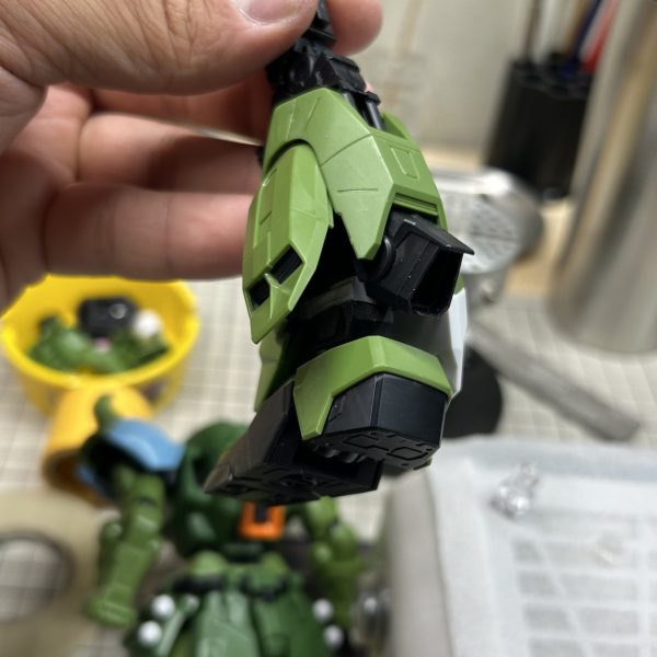 脚部の続きです。脛部フレームで3mm延長しました。延長した結果、後ろから眺めるとフレームが丸見えになったのでジャンクパーツを用いて粗を隠しました。（3枚目）