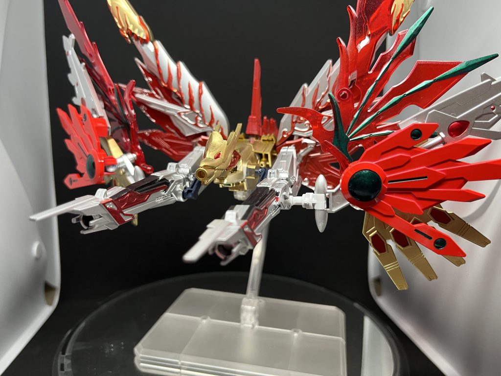 バックパックは分離して支援メカになります。