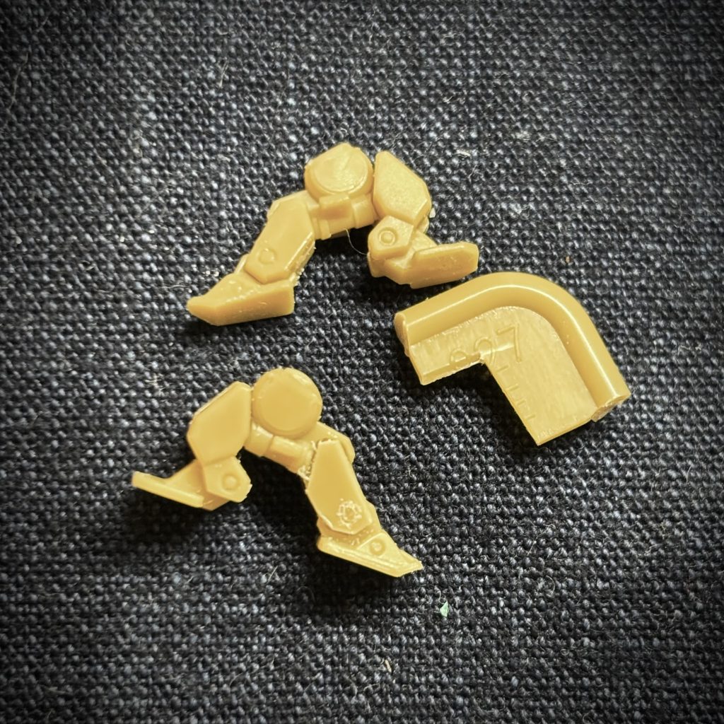 パーツが一部紛失していると聞いていましたが、比較的簡単な形状のパーツでした。ランナータグから切り出してそれらしくしました。