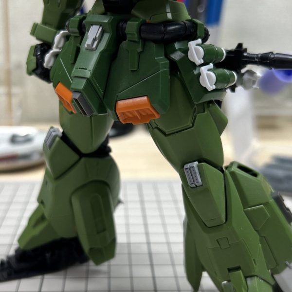先日作ったディテールアップパーツと脚部スラスターにディテールを追加しました。彫り込み→自作パーツインストールというディテール追加加工は工数が多く避けてたんですが、目指す仕上がりの為に頑張りました