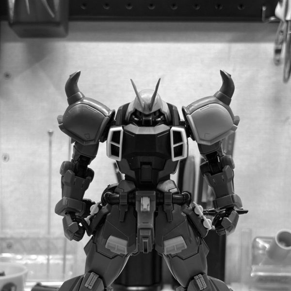 余剰パーツにヘルメットがたくさんあったので、失敗してもいいやの精神でアンテナ差し込み口を彫ってツインアンテナにしてみました。二つ角鬼をイメージしてます。完全に思いつきの遊びなので正式採用するかは未定です。（1枚目）
