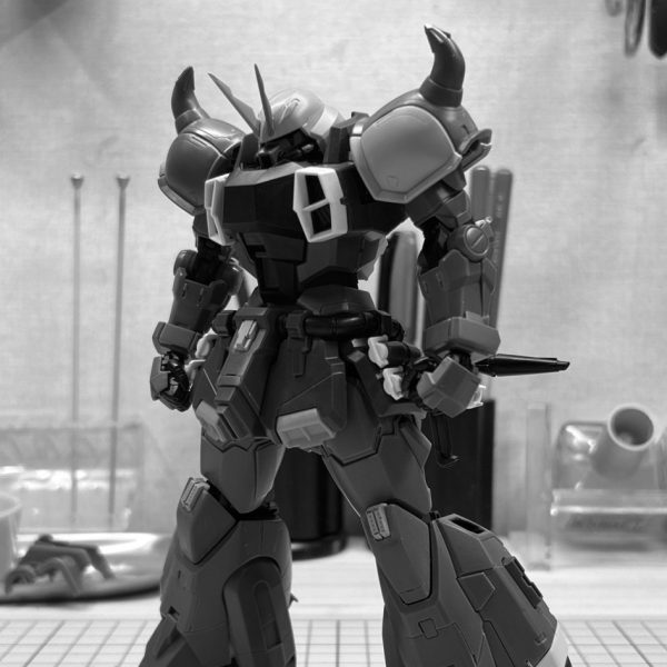 余剰パーツにヘルメットがたくさんあったので、失敗してもいいやの精神でアンテナ差し込み口を彫ってツインアンテナにしてみました。二つ角鬼をイメージしてます。完全に思いつきの遊びなので正式採用するかは未定です。（2枚目）