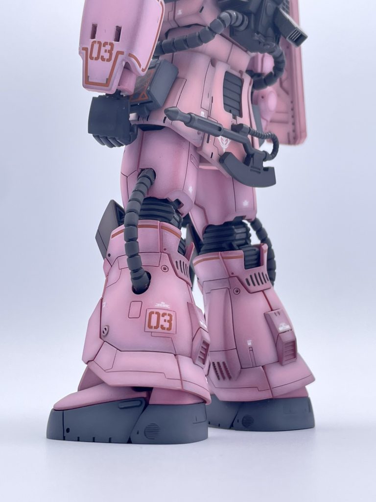 【カラーレシピ】ピンク1:クラフタサーフェーサー(ガ)+GXクリアルージュ(ク) +GXクリアブラウン(ク) +コンクレッドクリヤ(ボ)→下地にGXクールホワイト(ク)を混ぜたもの<シャドウ:EXクリアー(ガ) +GXクリアブラック(ク)>ピンク2(スカート、シールドなど):クラフタサーフェーサー+GXクリアルージュ(ク) +GXクリアブラウン(ク) +コンクレッドクリヤ+色ノ源マゼンタ(ク) + GXクリアオレンジ(ク)→ 下地にGXクールホワイト(ク)とGXクリアオレンジ(ク)を混ぜたもの<シャドウ:EXクリアー(ガ) +GXクリアブラック(ク) +クリアグリーン(ク)>※ (ガ)=ガイアカラー (ク)=クレオス (ボ)=ボーンペイントピンクをあまり濁らせたくなかったので、明るめの下地を吹いてから薄くシャドウ吹きを入れ、グラデーションに入りました。それ以外の部分は有り合わせの色です。バックパックのラジエターはラッカー塗装(ガンメタ)の上から水性ホビーでダークグレーを重ね吹き、その後冷却フィンのみマジックリンでふき取ってガンメタを露出させてます。