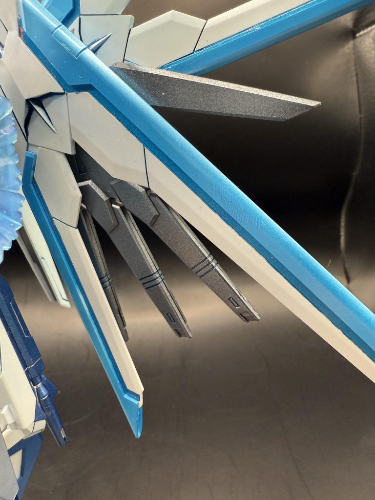 塗り分け下手だからシールに直接塗装(笑)シルバーサフして、ホログラム吹いて、その上にクリアブルーして、最後にもう一回ホログラム!写真でもそうだけど、実物でも思う。全然わからん!(笑)まぁ自己満なんで(笑)