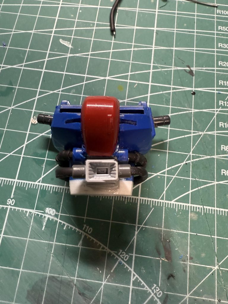 以下3枚は制作中の写真です。プロポーションの改造は、腰と太腿をそれぞれ延長した事頭部を後ろへ移動。となります。それ以外の目立った事は…腹部にメガ粒子砲とそれにチューブを付けた位でしょうか。