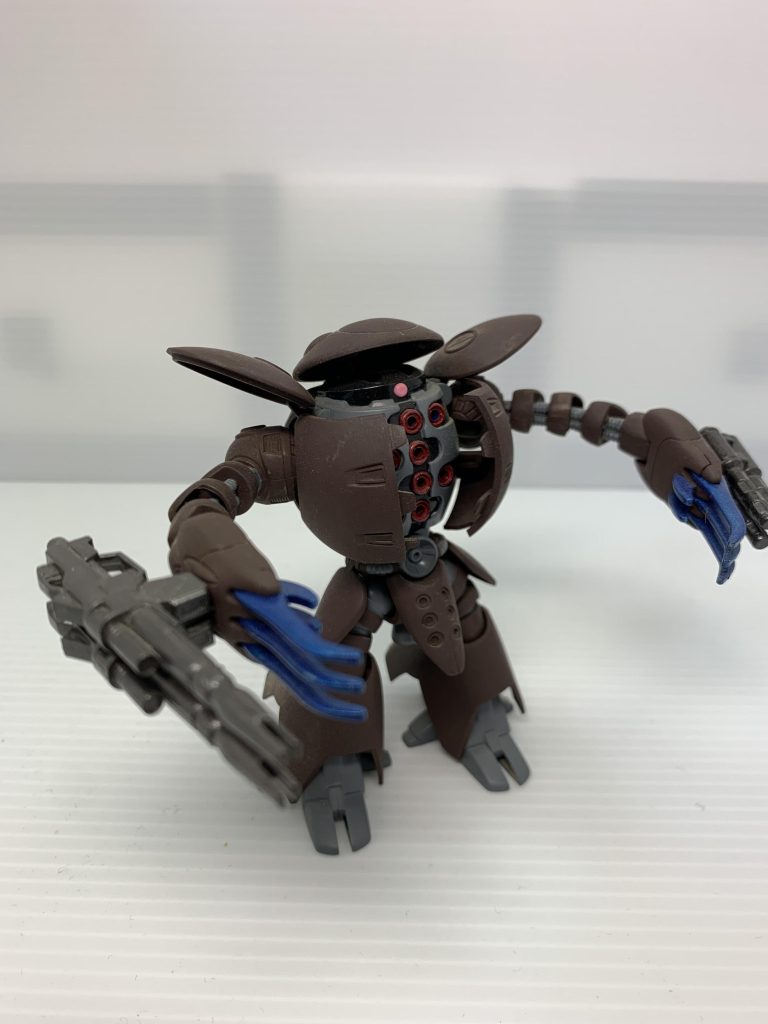 右腕に武器を増加しました。