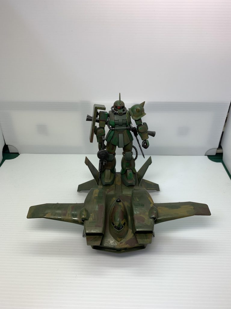 塗装は密林迷彩柄にしました。ザクはガルマ専用機を使用しました。