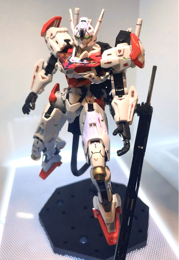 赤とゴールドとブラックの塗料があったので、練習もかねて塗装しました。アストレイ風の色味になったので刀を持たせてみました