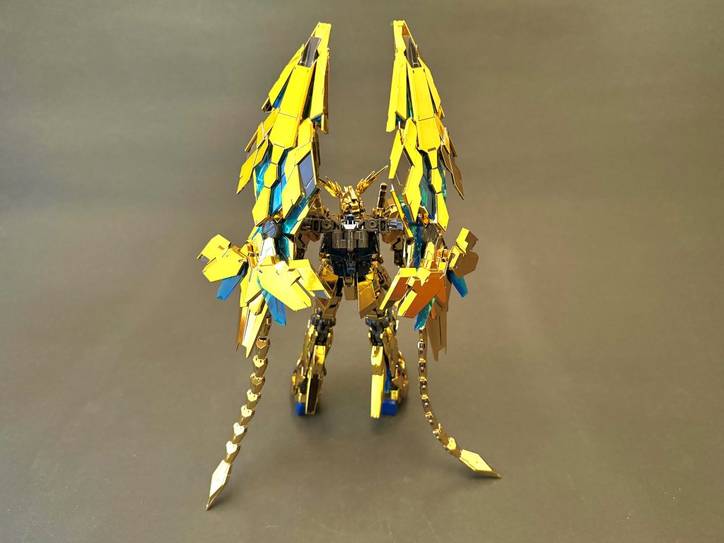 バックショットシールドが背中から離れ過ぎな感じも気になる 手をつけるにしても、このキンピカがやって良いのか?と思わせる