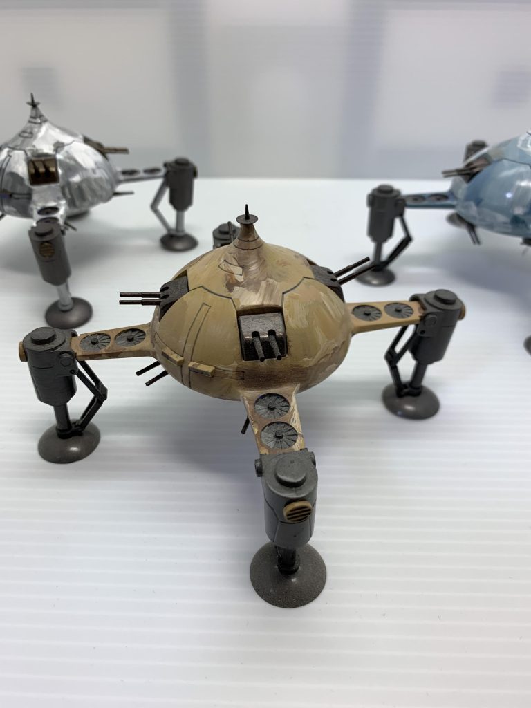 砂漠地帯迷彩柄に塗装。