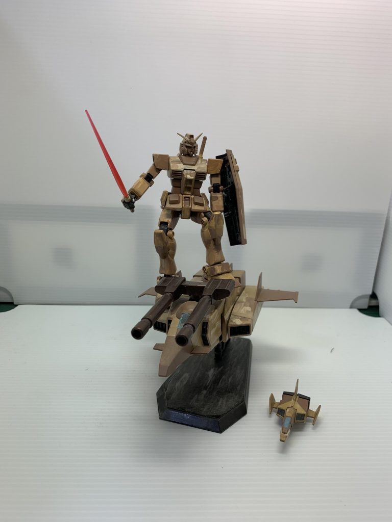 ビームサーベルを構えての空中戦。Ｇファイターがメガ粒子砲を撃つと、ガンダムが振り落とされないか心配です。