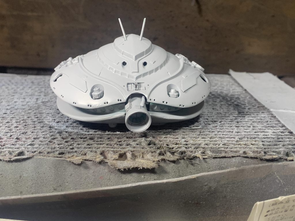 胴体部のサフ画像。何か太った猫みたいです(笑)