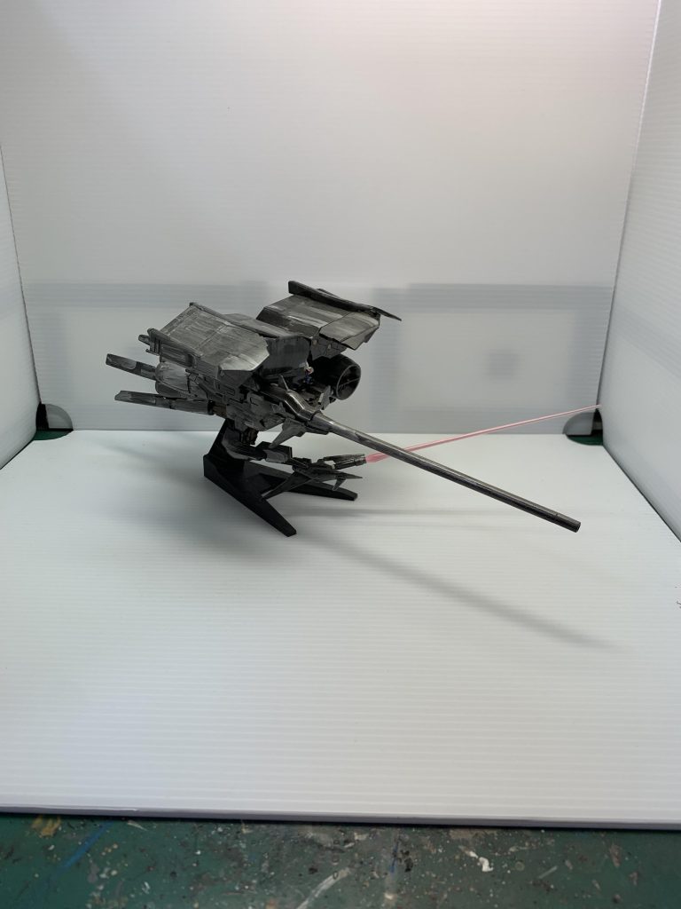 メガ・ビーム砲、大型ビームサーベルを展開。