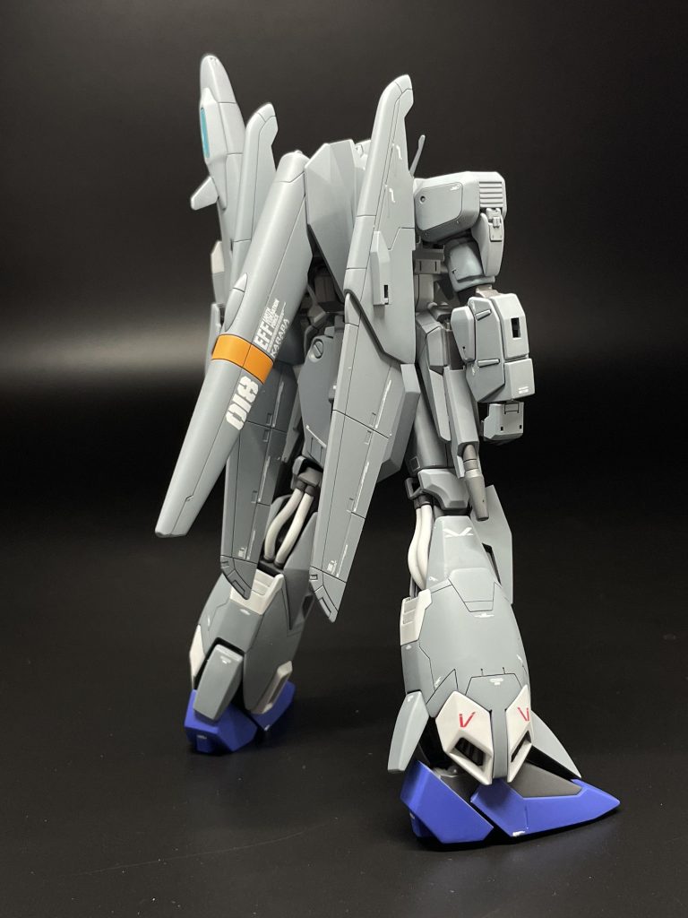 脚のスラスターは三角プラ棒でフィンを作りました。 