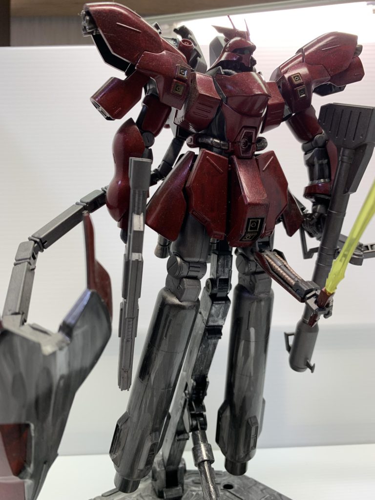 隠し腕を作成し、ビームサーベルを持たせました。