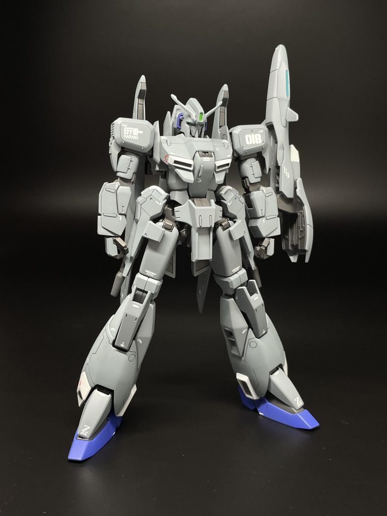 キットの胴体がやや詰まった印象だった為、お腹、腰アーマを延長。脛と肘関節もプラ板を挟んで延長しております。