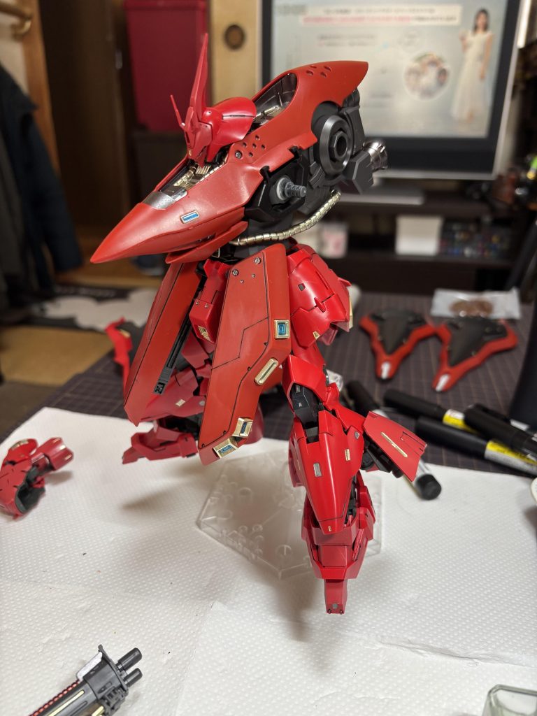 ナイチンゲールのボディにサザビーの腕と腰が上手く繋げられなくて苦労したでござる。。。