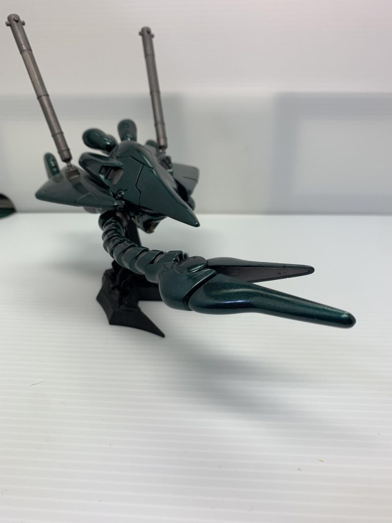 ジオン色にしました。右クローアームを延長させ、プロペラントタンクを取り付けました。