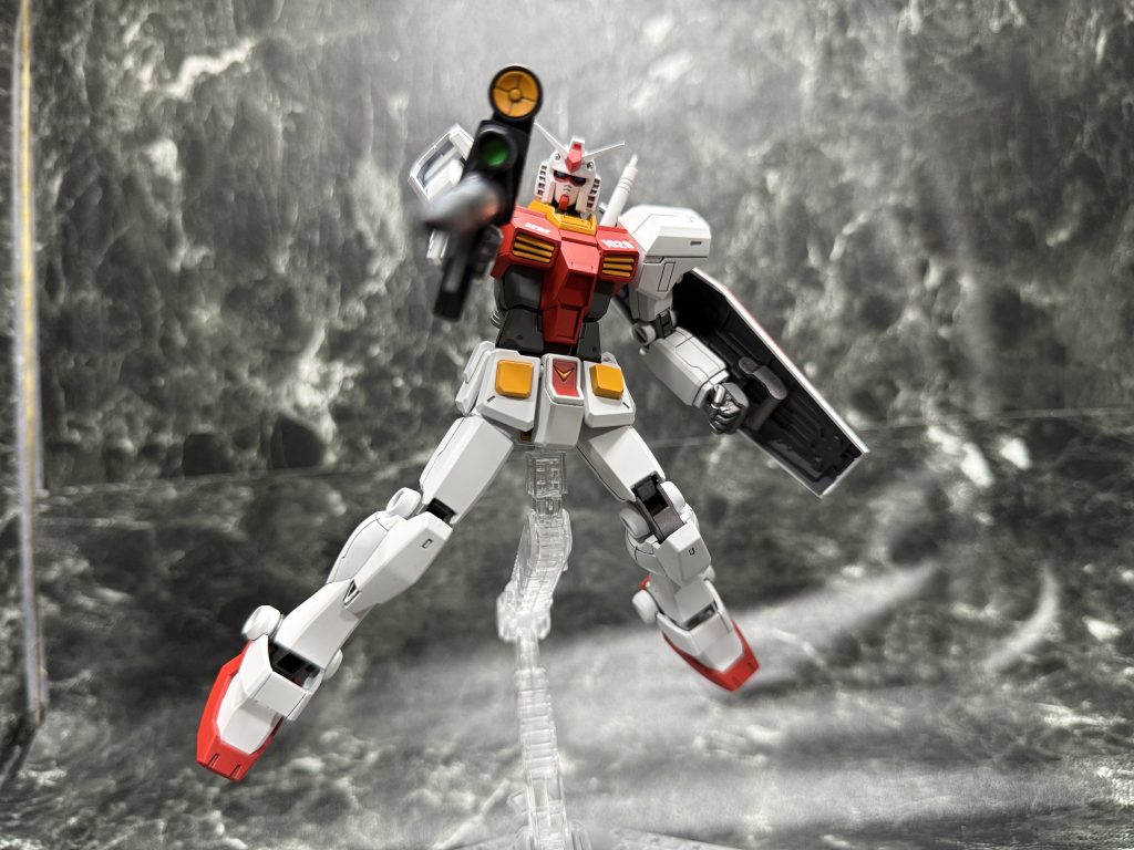 ガンダムハンマー以外にはビームサーベルとガンキャノン用のビームライフルを装備。