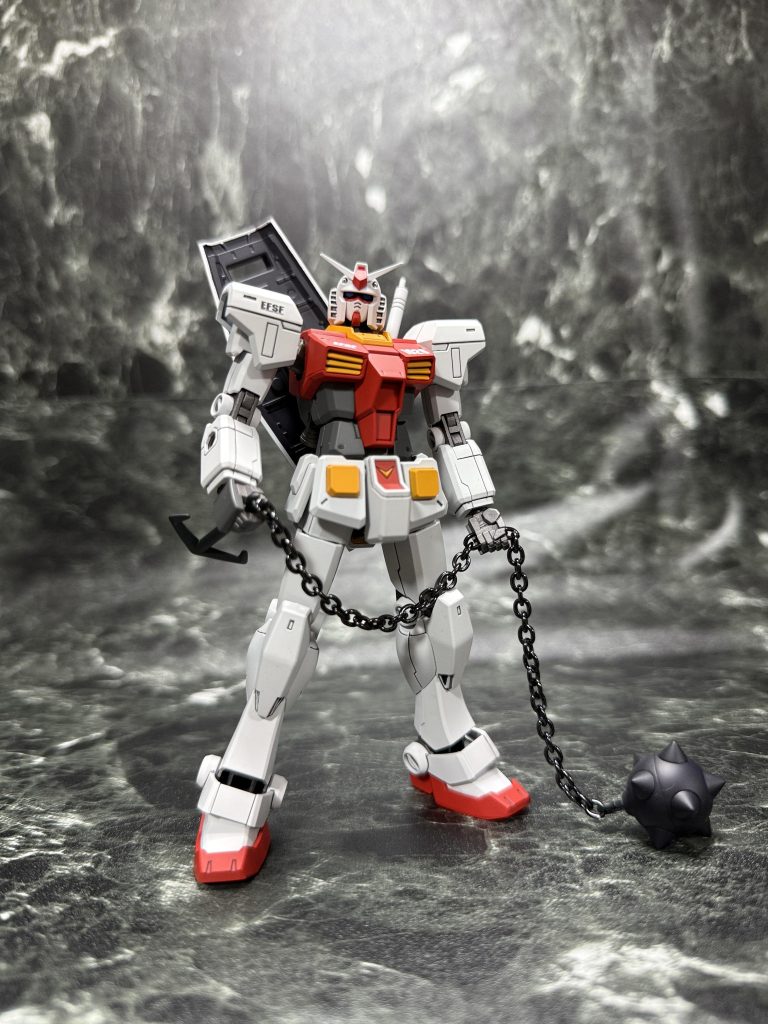 使用したキットはHGBF GM/GMとリバイブ版ガンダムで、ガンダムハンマーはフォーエバーガンダムに付属していた物を持たせました。カラーリングはセイラさんの瞳のブルーにしようかと思いましたが、スレッガー機と被るので、胴体を赤、デュアルアイのみブルーにしています。
