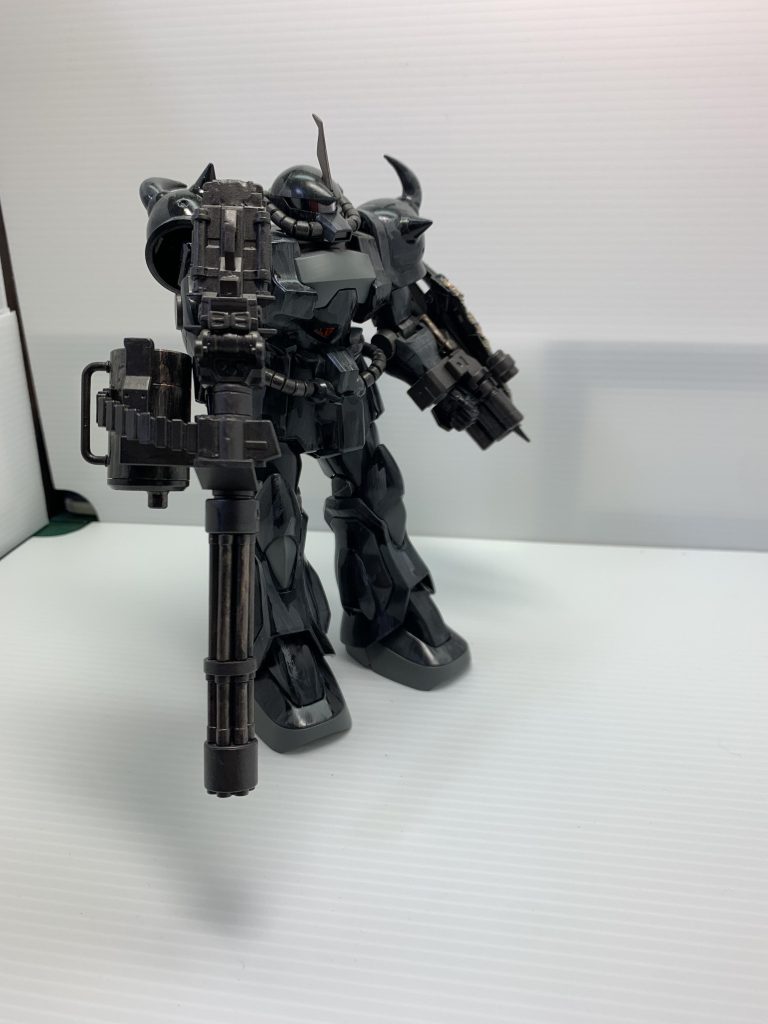 ガトリング砲は右手に持たせました。