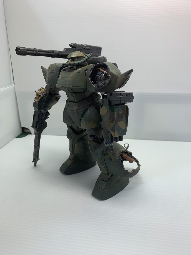 塗装は密林迷彩柄にし、ダメージ加工にしました。