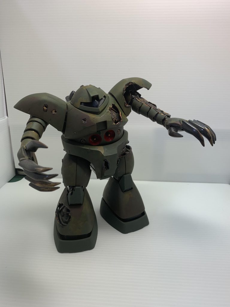 塗装は密林迷彩柄にし、ダメージ加工にしました。