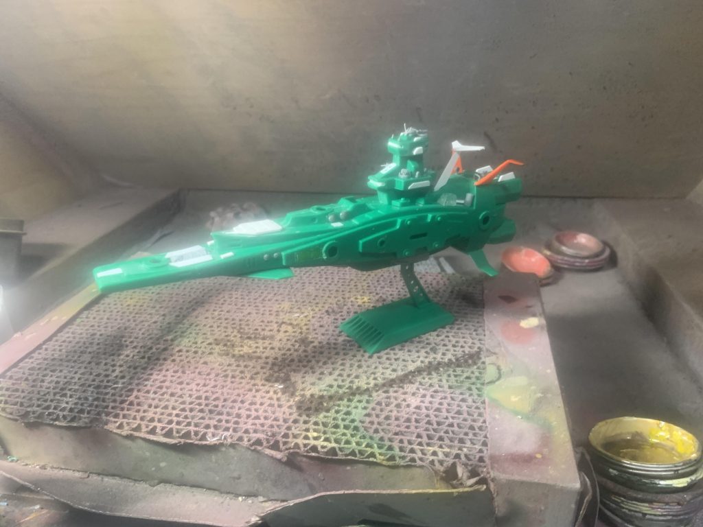 各所、プラ板やプラ棒、他プラモの流用パーツを使用してディティールアップ。ちなみに後部の赤いウイングのような部品は旧キットのグワジンからの流用です。マゼランの部品にグワジンを使うというのは我ながら嫌味な感じがして気に入っています(笑)