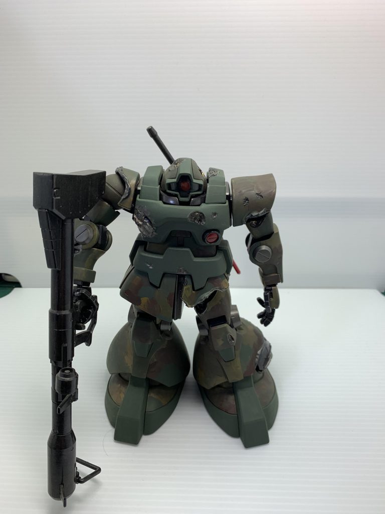 塗装は密林迷彩柄にし、ダメージ加工にしました。