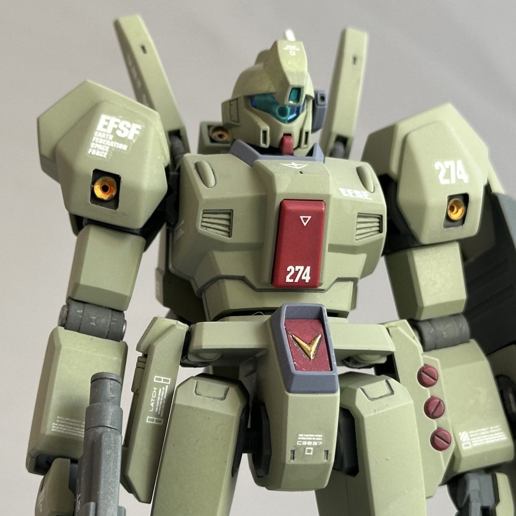 頭部バルカンポットにピンバイスで砲門を開口しました。また額のカメラセンサーは、メタリックブルーで塗装したあとUVレジンでコーティングしてあります。バックパック前面上部のスラスター？も一度エグり取って市販パーツを入れ込みました。