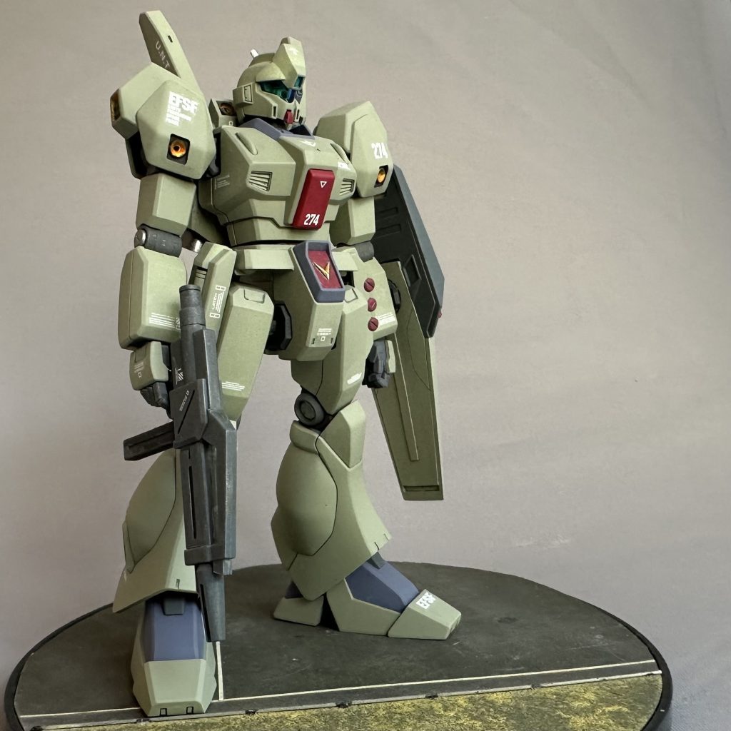 HGUC成熟期であり、そこそこのプロポーションと必要十分な可動、且つ細かすぎず弄りやすいパーツ構成で、色々とバランスの取れたシリーズと言われるHGUC「逆シャア」シリーズですが、このジェガンもご多分に漏れずHGUC屈指の名キットだと思います。