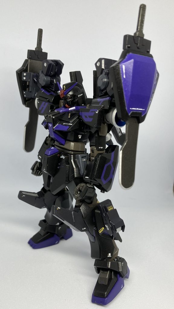 斜め前方肩部武装、腕部武装のスクラッチが大変だったことはよく覚えてます😭禍々しさを出したくて、紫のラインを塗装してみましたが、太すぎました💦