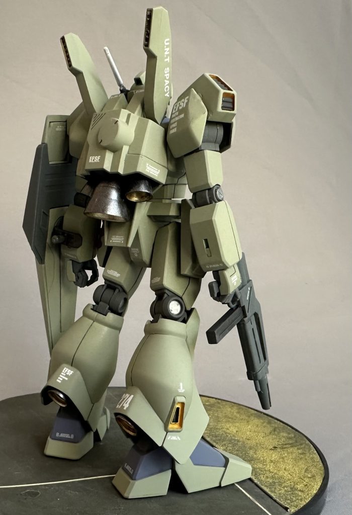 肘・膝関節のアポジモーター部分はメタリックシルバーで塗り分けてみました。左手首は中指薬指小指のみ分割し接着面を削り込んで指を畳んであります。簡易的に握りこぶしにできないかを試してみました。